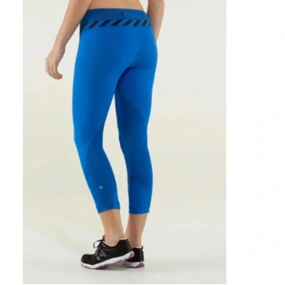 LIKE NEW! Lululemon Run: Inspire Crop II in blue, size 4 - Picture 1 of 10